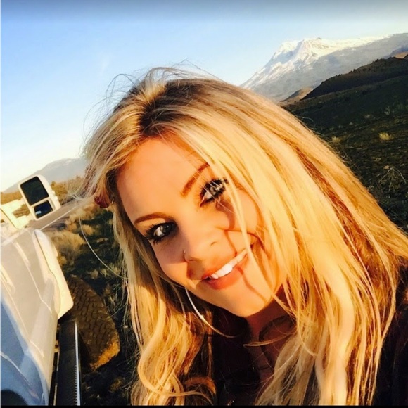 Meet your Posher, Brandi🌴 - Picture 4 of 4